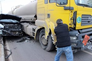 Asit tankeri karşı şeritteki otomobile &ccedil;arptı