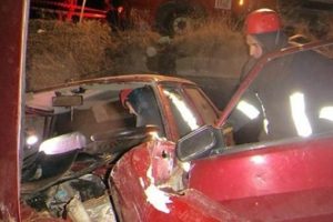 Otomobil k&ouml;pr&uuml;den u&ccedil;tu: 1 &ouml;l&uuml;, 1 yaralı