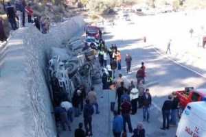 Freni boşalan TIR duvara &ccedil;arptı: 1 &ouml;l&uuml;