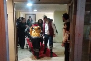Başına buz k&uuml;tlesi d&uuml;şen Suriyeli &ccedil;ocuk ağır yaralandı