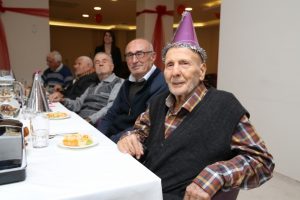 Bursa'da huzurevi sakinlerine Bedia Akart&uuml;rk s&uuml;rprizi