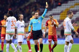 Spor yazarlarından hakemlere b&uuml;y&uuml;k tepki