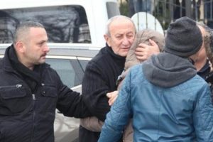 Cenazeye katılan iş adamı tepki g&ouml;sterilince camiden ayrıldı