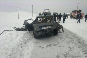 Muradiye'de kaza: 1 &ouml;l&uuml;, 11 yaralı