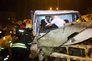 Kamyonet tıra &ccedil;arptı: 2 yaralı
