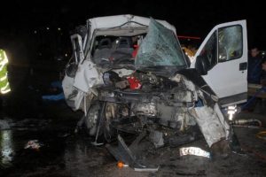 TIR'la &ccedil;arpışan minib&uuml;ste baba-oğul &ouml;ld&uuml;, 2 kişi yaralandı