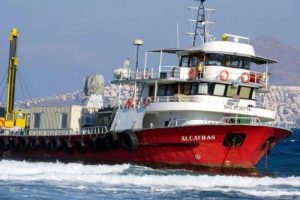 T&uuml;rk balık&ccedil;ı teknesi Yunanistan a&ccedil;ıklarına s&uuml;r&uuml;klenerek karaya oturdu