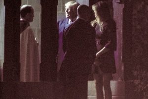 Melania Trump mini elbiseyle kilisede