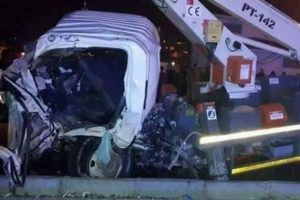 Yolcu otob&uuml;s&uuml; ile kamyonet &ccedil;arpıştı: 1 &ouml;l&uuml;, 6 yaralı