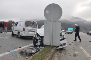 Bursa İneg&ouml;l'de 7 aracın karıştığı 4 ayrı kazada 3 kişi yaralandı
