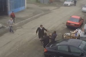 Boşandığı eşi ile evlenen şahsa bı&ccedil;akla saldırdı