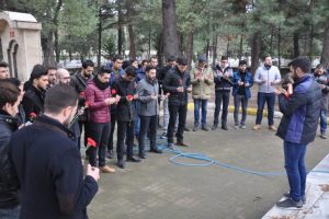 Bursa'da &uuml;niversiteliler hem şehitliği temizledi, hem dua etti