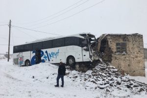 Yolcu otob&uuml;s&uuml; eve girdi: 3 yaralı
