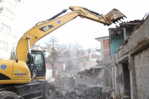Bursa G&uuml;zelyalı'da kamulaştırılan 4 bina yıkıldı