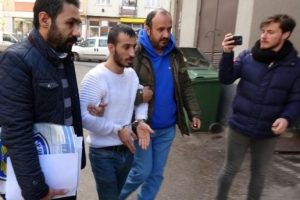 Bursa'da &ccedil;aldığı l&uuml;ks otomobille hırsızlık yaptı, imza i&ccedil;in geldiği karakolda yakalandı