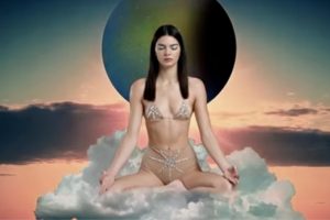 Kendall Jenner'dan yoga pozları