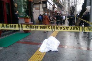 Otelin 6'ncı katından d&uuml;şerek &ouml;ld&uuml;