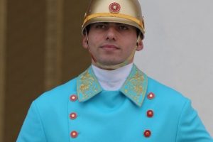 Cumhurbaşkanlığı Sarayı'nda n&ouml;bet&ccedil;i polislere yeni kıyafet