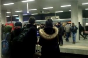 İş &ccedil;ıkış saatinde metro arızası izdihama neden oldu