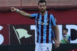 Trabzonsporlu futbolcudan taraftara yumruk!