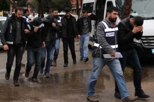 Adana'da uyuşturucu tacirlerine şok baskın