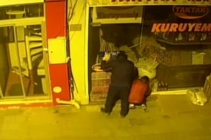 Soygunu a&ccedil;ılamayan kapı durdurdu