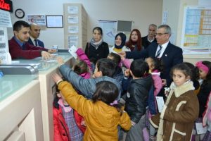 Bursa'da minik &ouml;ğrencilerden polise yeni yıl kartı
