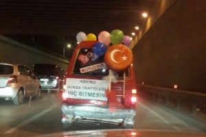 Bursa'da trafikten bunalınca derdini gelin arabasının arkasına yazdı