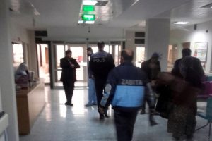 Zabıtayı darp eden şahısları lin&ccedil;ten polis kurtardı