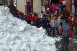 Belediye okul bah&ccedil;esine kar kamyonla kar getirdi