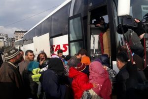 T&uuml;rkiye'ye sığınan T&uuml;rkmenler Kilis'e sevk ediliyor