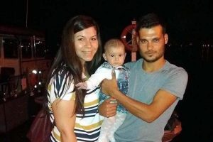 Yangında balkonda kalan anne ve bebeği kurtarıldı