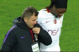 Cavanda 30. dakikada oyundan &ccedil;ıktı!