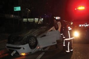 Makas sonrası gelen kazada yaralı arkadaşını otomobilde bırakarak ka&ccedil;tı