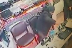 'Karnım a&ccedil;' diye geldi, bağış kutusunu &ccedil;aldı