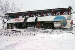 Yolcu otob&uuml;s&uuml; u&ccedil;uruma yuvarlandı! &Ouml;l&uuml; ve yaralılar var