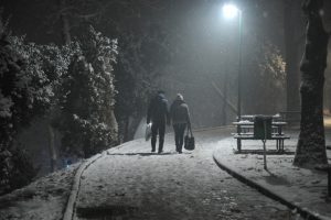 Kar yağışı Bursa'nın &uuml;st kesimlerini beyaza b&uuml;r&uuml;d&uuml;
