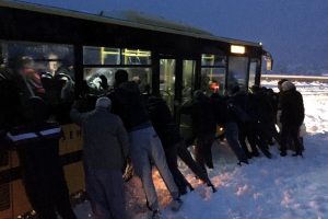 Bursa'da dağ yolunda karda kayan otob&uuml;s&uuml; yolcular itti
