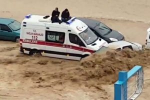 Mersin'i sel aldı! Y&uuml;zlerce vatandaş mahsur kaldı