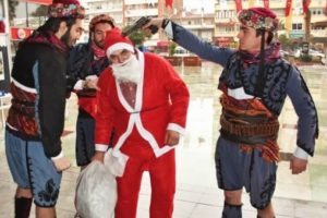 Noel Baba'nın başına silah dayadılar!