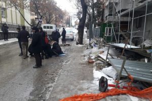 Başkent'te fırtınanın u&ccedil;urduğu sa&ccedil; levha bir kişiyi yaraladı