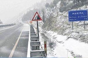 Kar lastiği olmayanlar geri g&ouml;nderiliyor