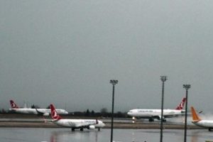 Fırtına u&ccedil;akları beşik gibi salladı