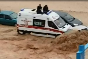 Sel sularından ambulansın &uuml;zerine &ccedil;ıkarak korundular