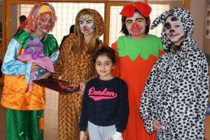 Bursa'da lise &ouml;ğrencilerinden hastanedeki miniklere moral ziyareti