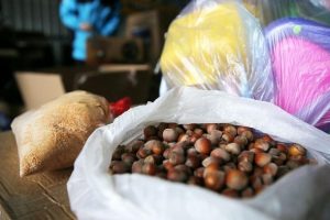 Hayırseverler evlerindeki gıdanın yarısını Haleplilere g&ouml;nderiyor