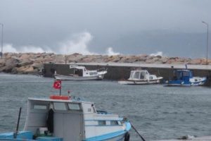 Bandırma'da poyraz 90 kilometre hızla esti