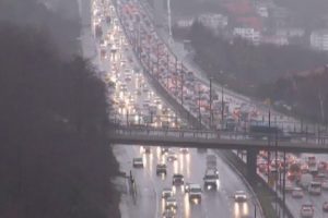 Fırtına k&ouml;pr&uuml;deki kameraları salladı