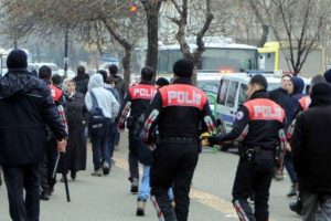 Liseliler kavga etti, polis g&uuml;&ccedil;l&uuml;kle ayırdı