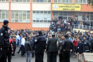 Liseliler kavga etti, polis g&uuml;&ccedil;l&uuml;kle ayırdı